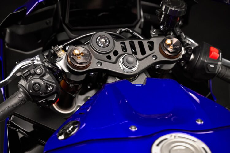 Yamaha R9 Kierownica