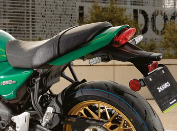 Kawasaki Z650 RS kanapa i tylna lampa
