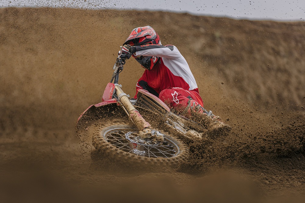 MY26_DESMO450_MX_DYNAMICS _21__UC775473_Low